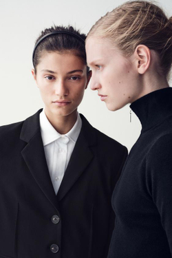 ZARA УКОРОЧЕННЫЙ БЛЕЙЗЕР С ЗАЩИПАМИ, ЧЕРНЫЙ