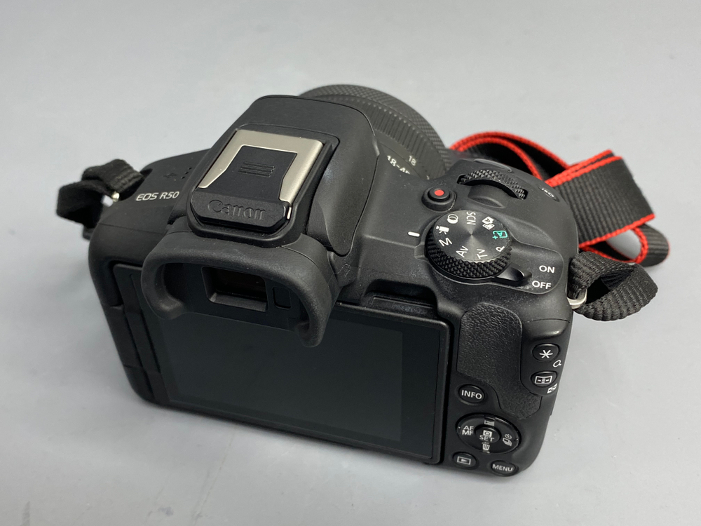 Canon EOS R50 Kit 18-45mm 2.000 кадров