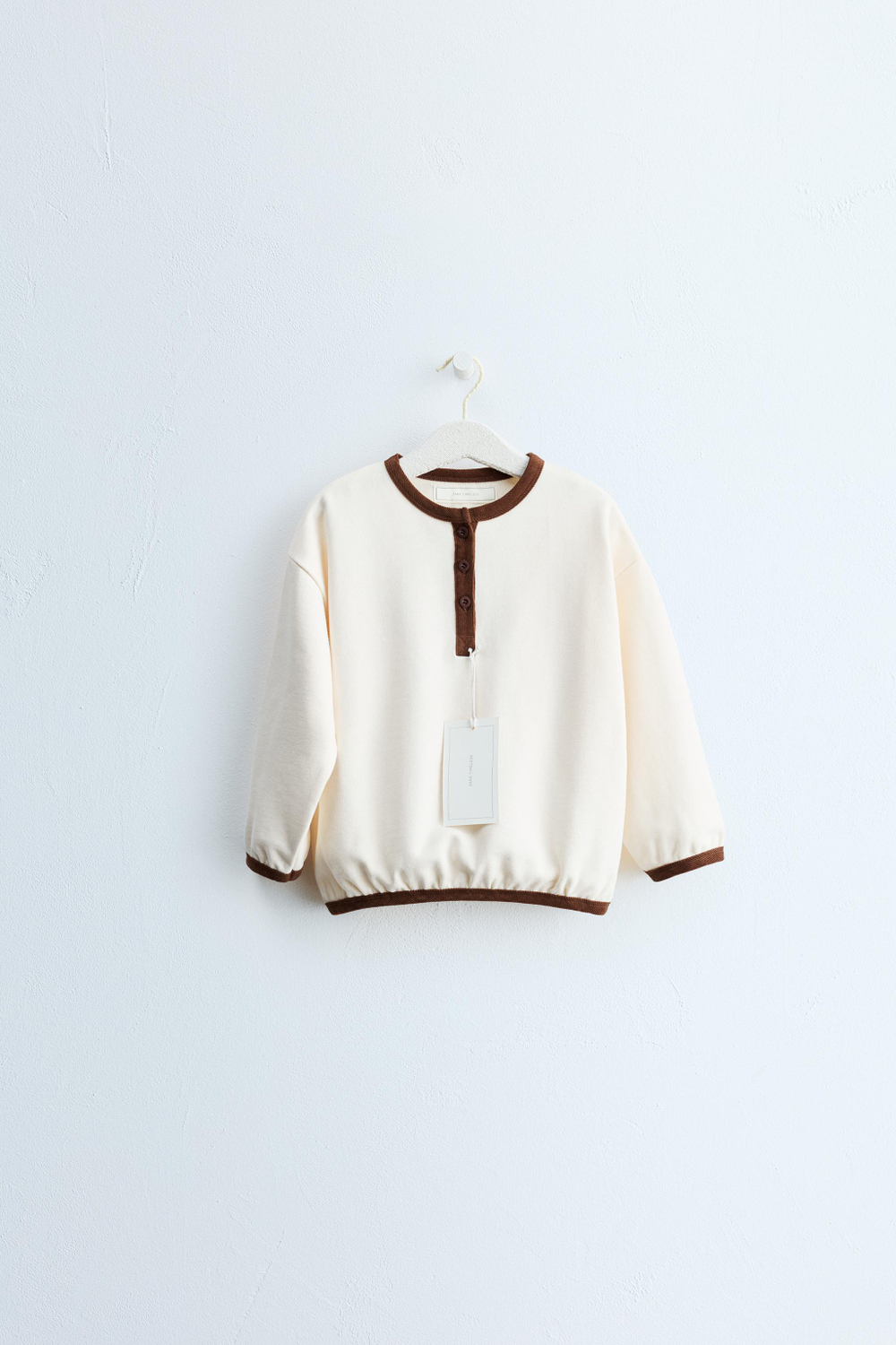 ZARA TIMELESS — ТОЛСТОВКА С КОНТРАСТНЫМ ВОРОТНИКОМ, СВЕТЛЫЙ ЭКРЮ