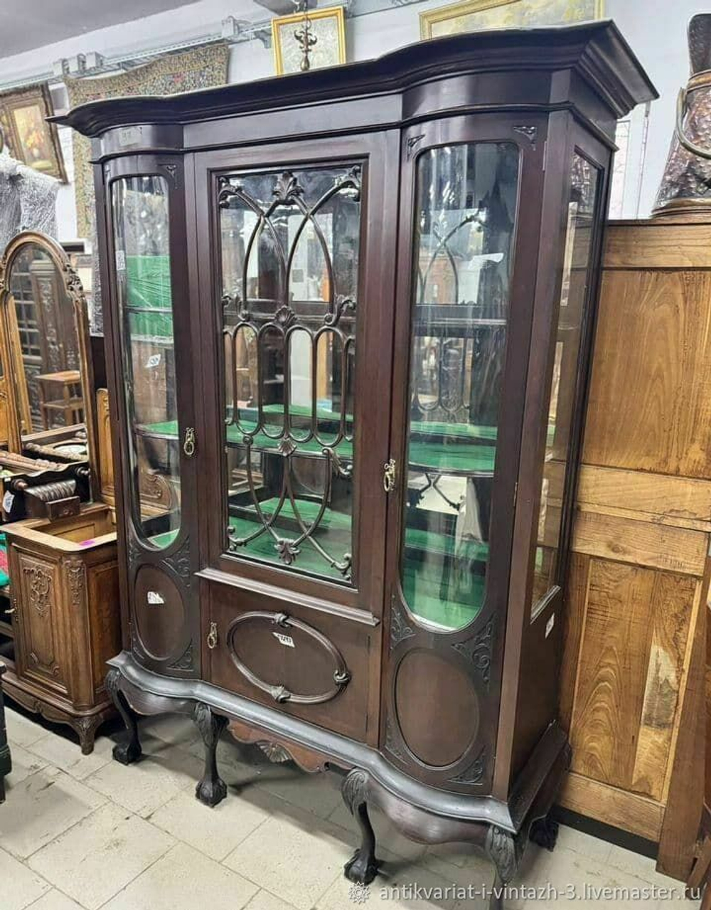Старинная витрина в стиле Чиппендейл