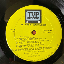 Винтажная виниловая пластинка LP Sonny and Cher, The Hits Of Sonny and Cher (США 1977) I Got You Babe Песня Из Фильма День Сурка