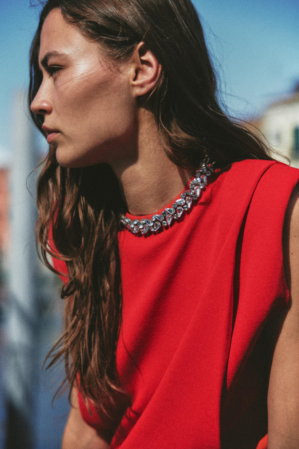 ТОП С ПОДПЛЕЧНИКАМИ И СТРАЗАМИ НА ВОРОТНИКЕ — ZARA