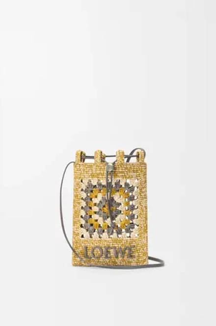 Loewe Сумка-мешок Patch Crochet на шнурке из телячьей кожи и рафии, горчичный