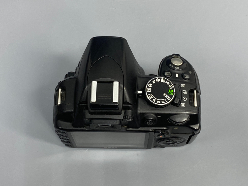 Nikon D3100 отходит отсек SD
