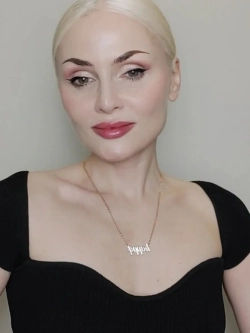 Тонкое колье-цепочка с подвеской-надписью Happy Счастливая со Swarovski в позолоте