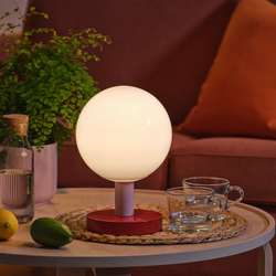 IKEA SOLVINDEN  (ИКЕА СОЛВИНДЕН)  -  Светильник декоративный LED - на батарейках, шар, красный/светло-розовый, 26 см