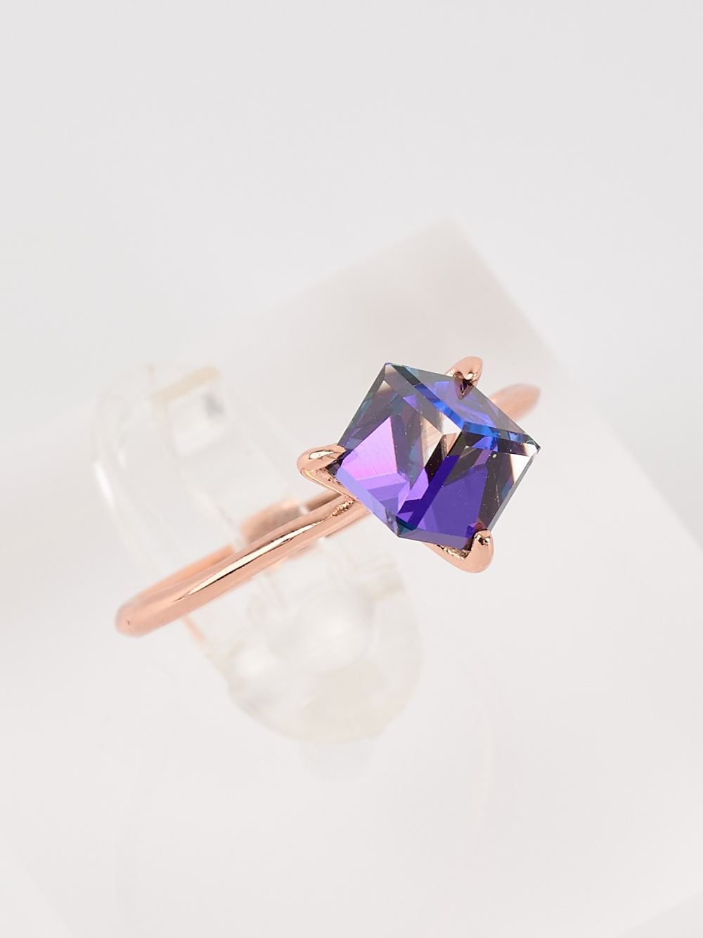Кольцо Миражи тонкое с фиолетовым кристаллом Swarovski