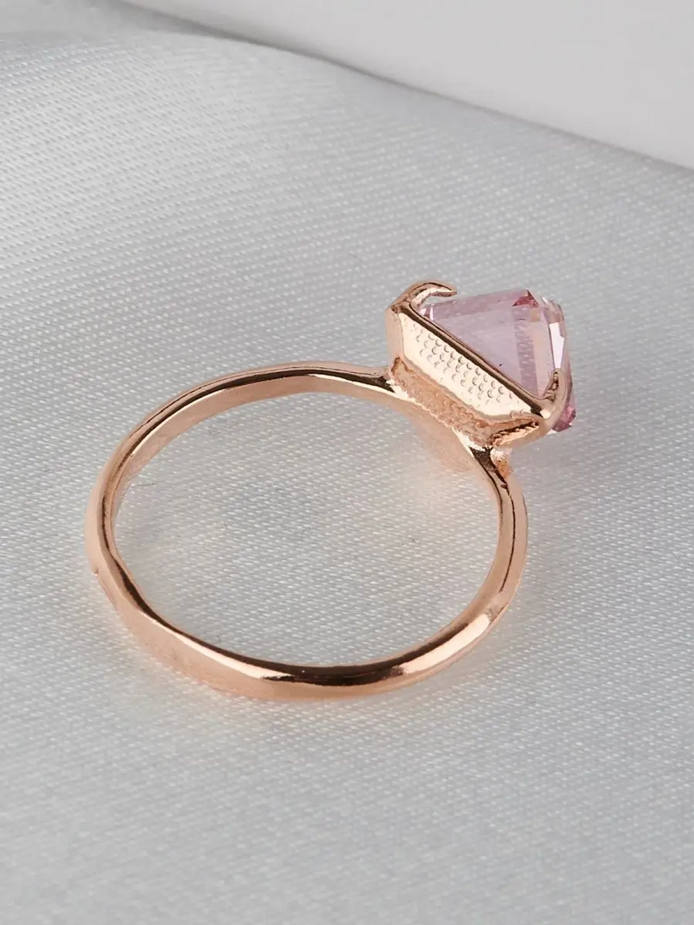 Кольцо Миражи тонкое с розовым кристаллом-кубиком Swarovski