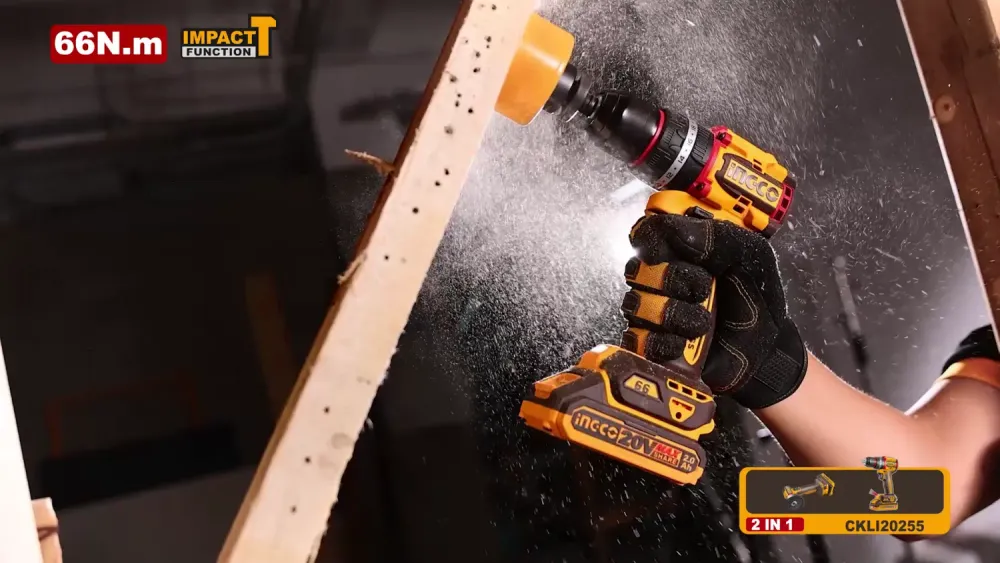 Набор 20В BL Мини-УШМ INGCO CKLI20255 — Рука в перчатке держит инструмент и сверлит дерево, выбрасывая стружку