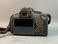 Canon 650D kit 18-55mm IS II 2.200 кадров