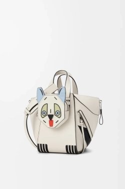 Loewe Компактная сумка Hammock Futurist Cat из классической телячьей кожи, экрю