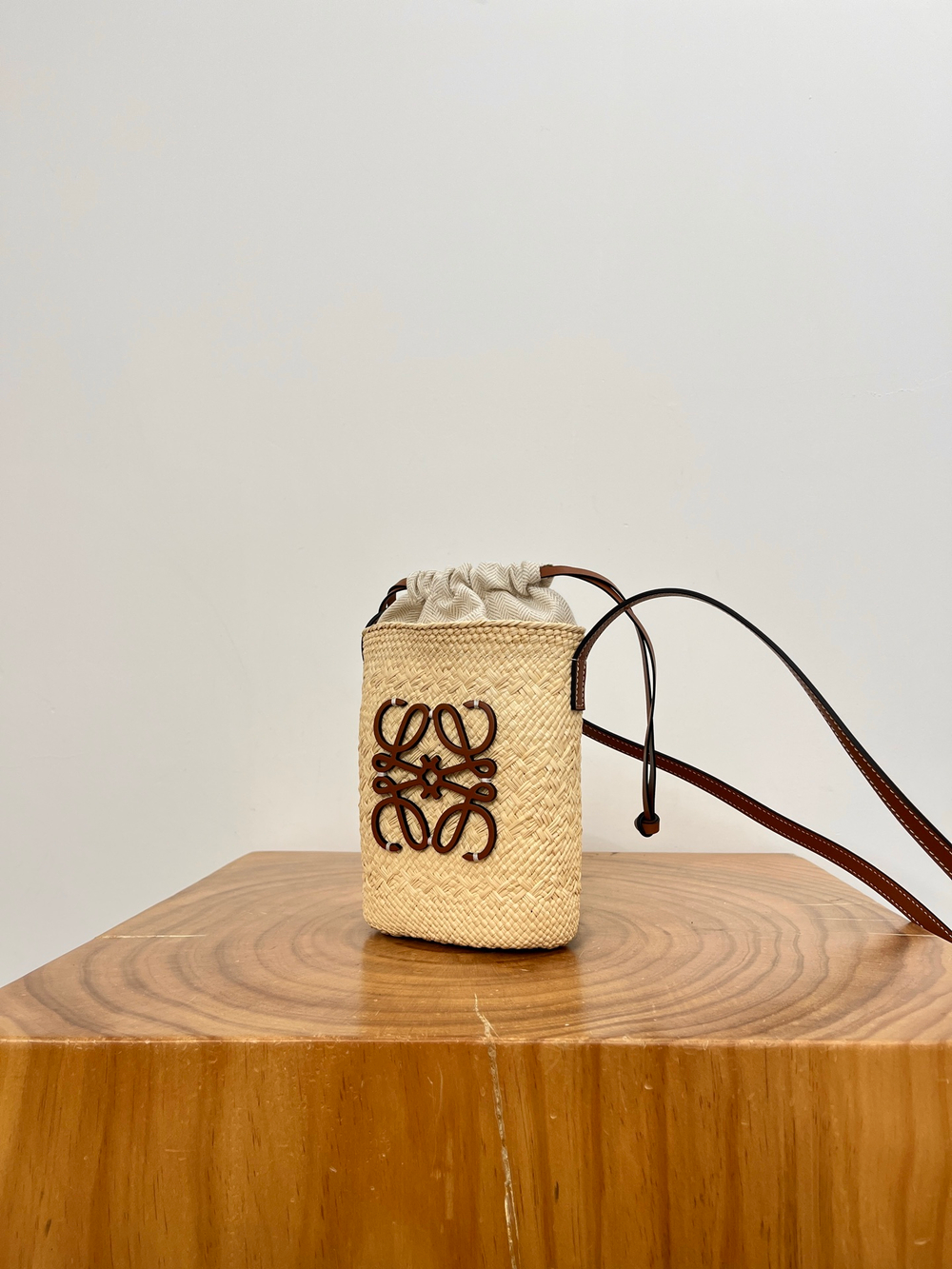 Сумка для телефона Raffia Phone Bag, натуральный оттенок с коричневой отделкой — фото 3