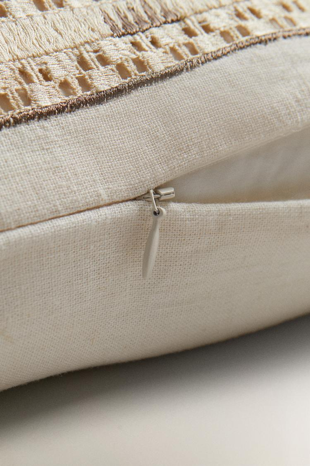 ZARA HOME ЧЕХОЛ ДЛЯ ДЕКОРАТИВНОЙ ПОДУШКИ С ЗОЛОТИСТОЙ ВЫШИВКОЙ, СВЕТЛО-БЕЖЕВЫЙ