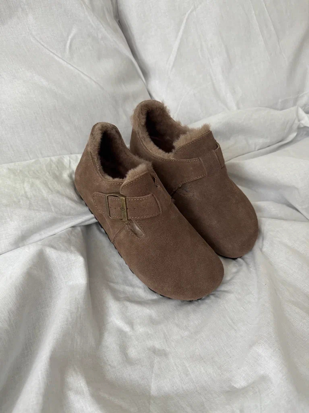 Стильные короткие угги из натуральной замши