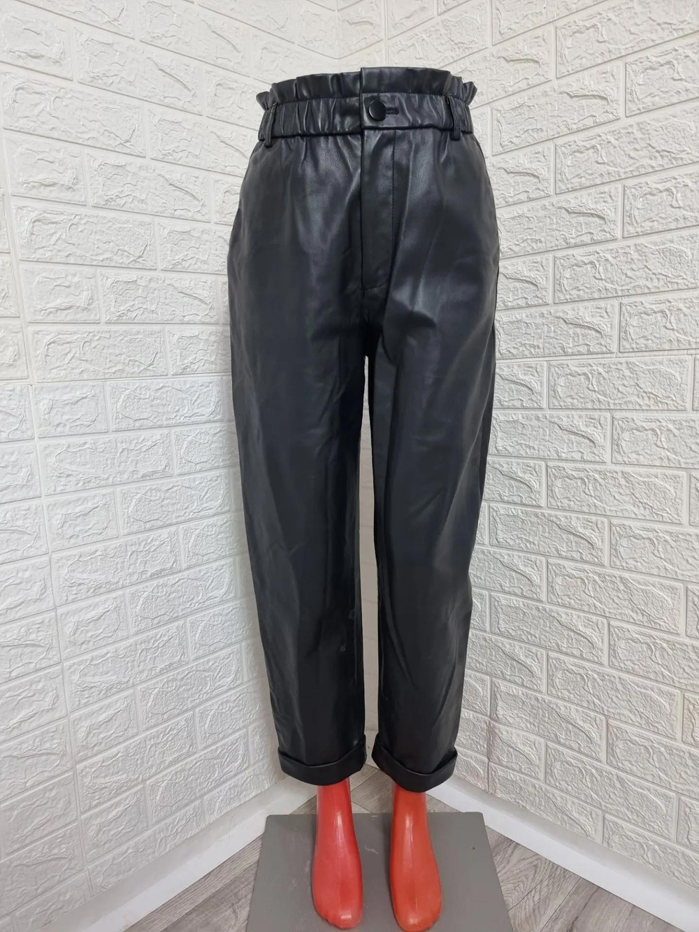 Брюки женские Zara, черные, из экокожи, с поясом-рюшей и карманами, размер 40-42