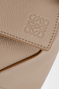 Loewe Маленькая сумка Puzzle Edge из мягкой зернистой телячьей кожи, песочный