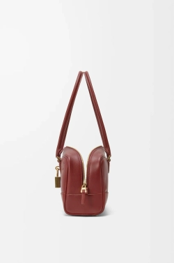 Loewe Укороченная сумка Amazona 31 из блестящей телячьей кожи, красное дерево