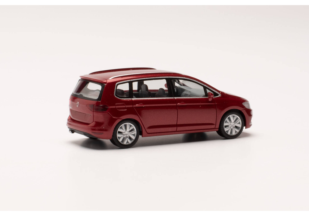 Автомобиль VW Touran, тено-красный металлик