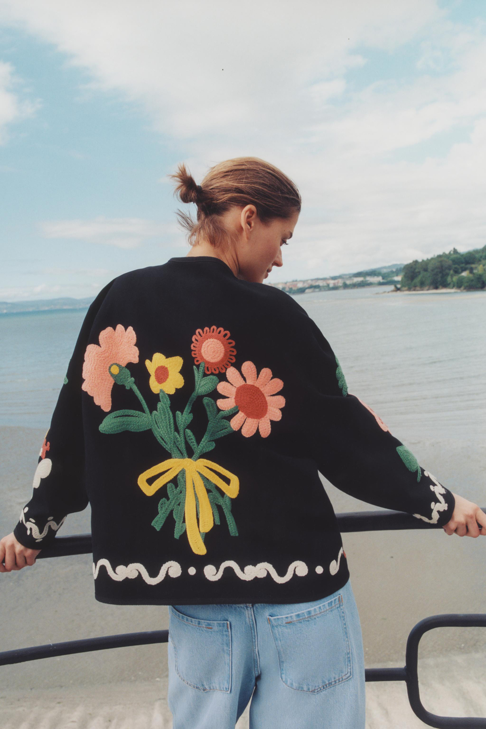 ZARA КУРТКА С ЦВЕТОЧНОЙ ВЫШИВКОЙ, ЧЕРНЫЙ