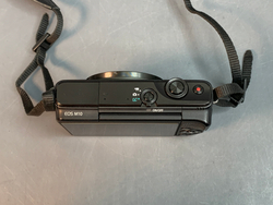 Canon EOS M10 Kit 15-45mm IS STM, царапка на линзе объектива