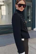 КОРОТКАЯ КУРТКА С ДЕКОРАТИВНЫМИ ЗАСТЁЖКАМИ — ZARA