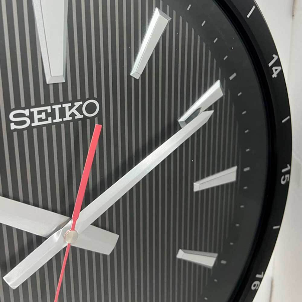 Настенные часы Seiko QXA802K