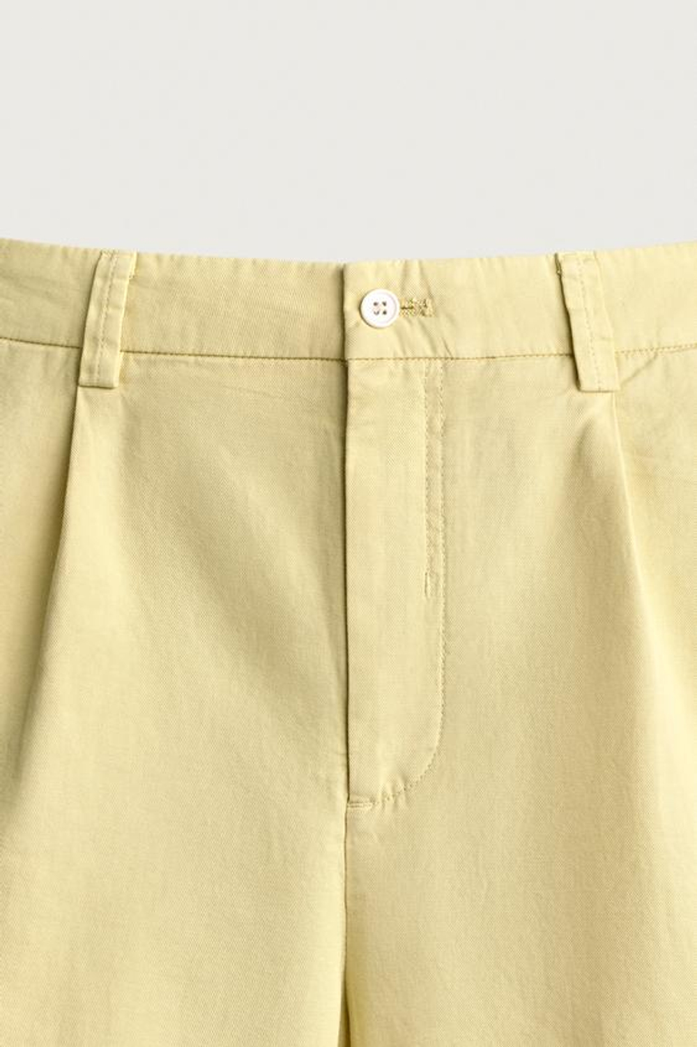 ZARA ШОРТЫ СО СКЛАДКАМИ REGULAR FIT, СВЕТЛО-ЖЕЛТЫЙ