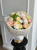 Букет сборный из гортензии, кустовых пионовидных роз, диантусов и хризантемы