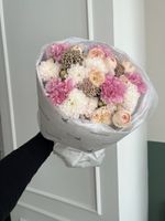 Букет сборный из кустовых пионовидных роз, диантусов, хризантемы и озотамнуса