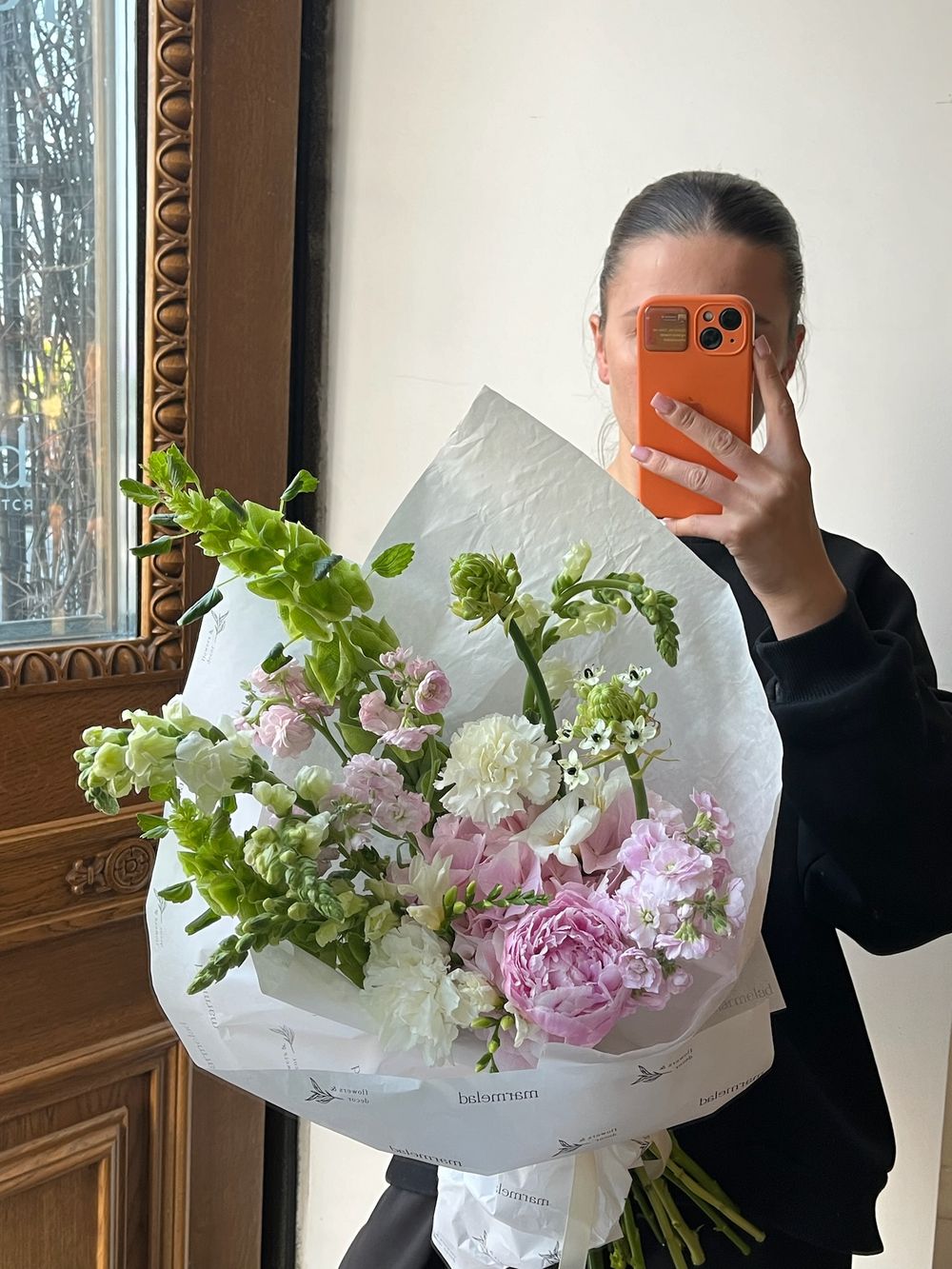 Букет из гортензии, пионов, диантусов, молюцеллы и антирринума