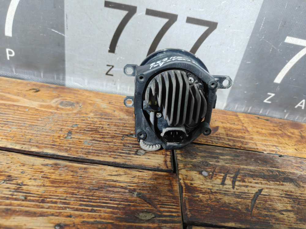 ПТФ передняя правая LED Toyota LC Prado 150, Camry XV70, Land Cruiser 200 Б/У Оригинал 8121048051