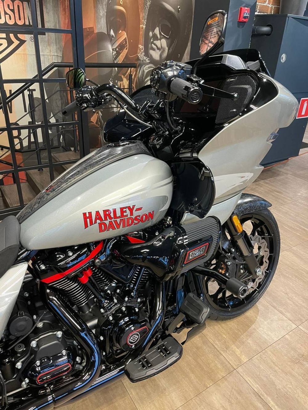 Harley-Davidson CVO Road Glide ST 121 (Mercury Silver) 2025 с НДС