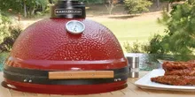 Керамический гриль Kamado Joe Classic II Stand-Alone, 46 см (красный), на столе из дуба