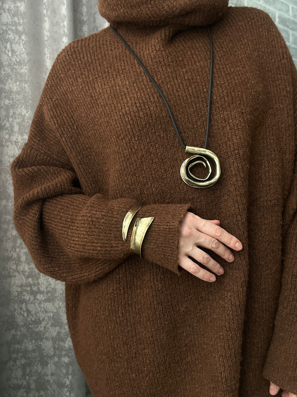 Кулон скрученный лист из бронзы на черном шнурке из металлической сетки