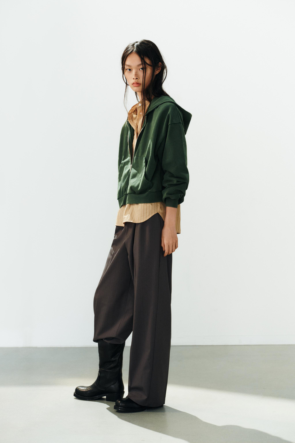 ТОЛСТОВКА С МОЛНИЕЙ С ЭФФЕКТОМ ПОТЕРТОСТИ — ZARA