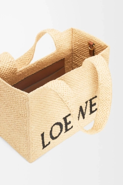 Loewe Средняя сумка-тоут LOEWE Font из рафии, натуральный