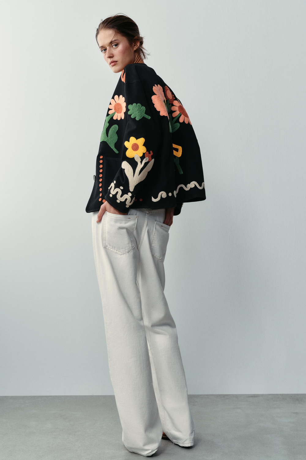 ZARA КУРТКА С ЦВЕТОЧНОЙ ВЫШИВКОЙ, ЧЕРНЫЙ
