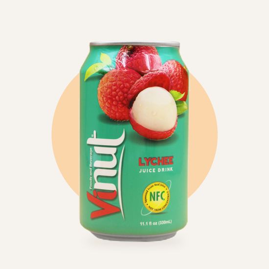 Напиток Vinut со вкусом Личи 330 мл — на фирменном фоне OH MY GEEK