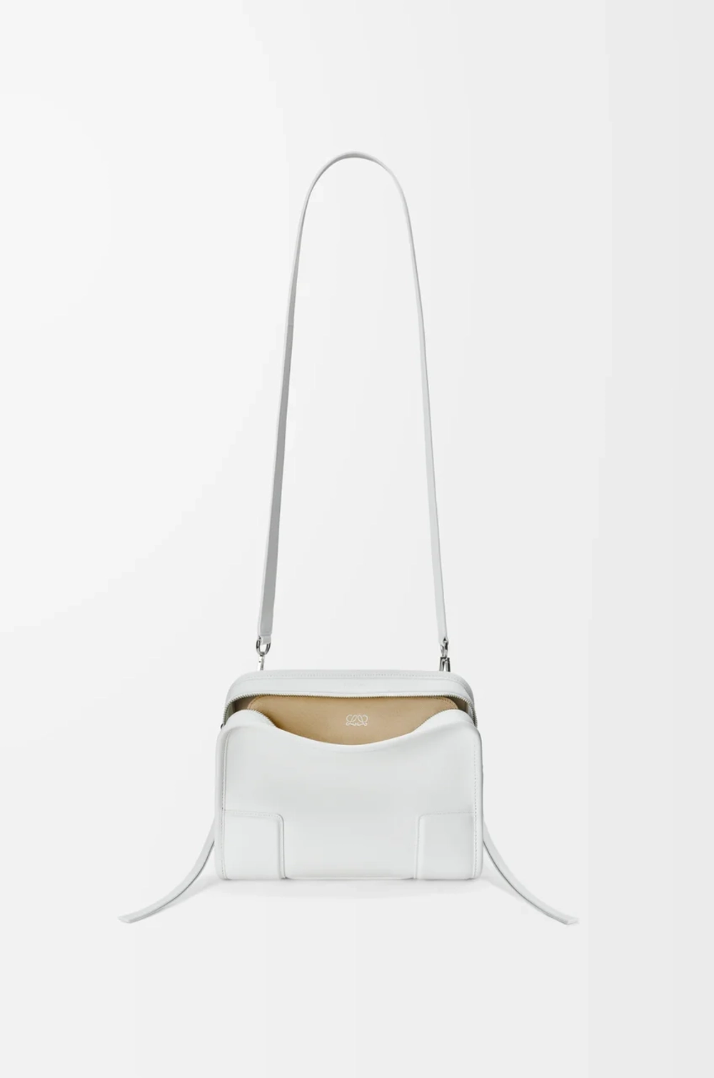 Loewe Маленькая сумка Amazona 180 из мягкой телячьей кожи, белый