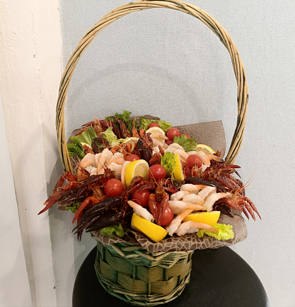 Корзина с раками и креветками