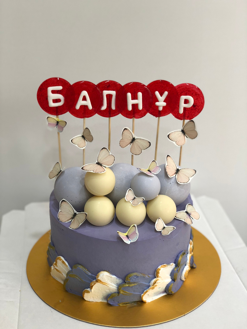 Торт на день рождение девочке, девушке с леденцами и шариками
