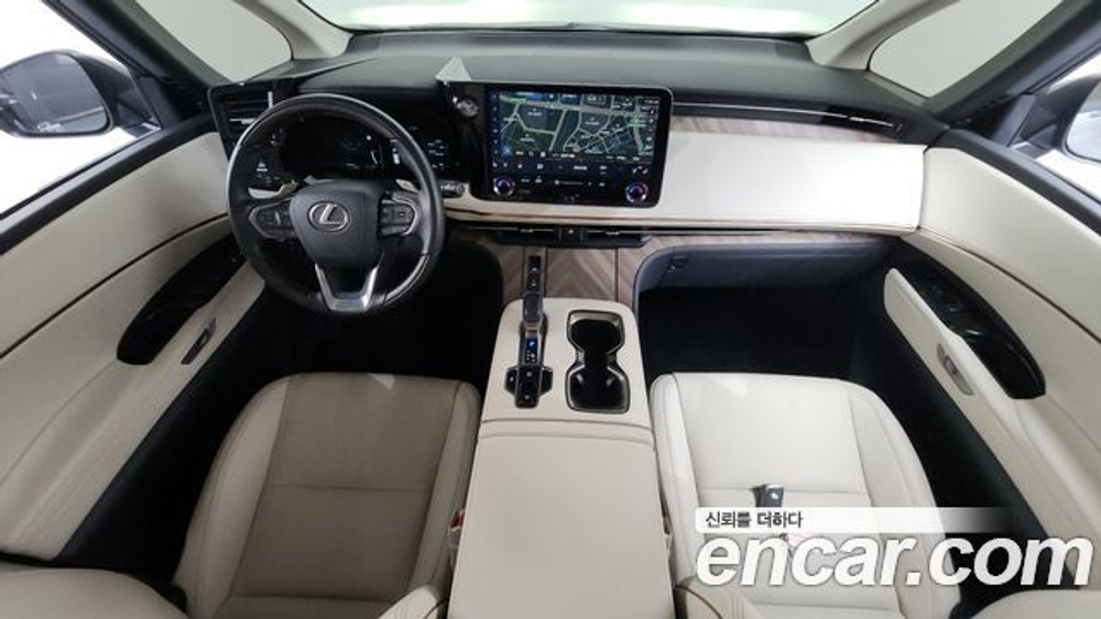 Lexus LM 500h — 2025