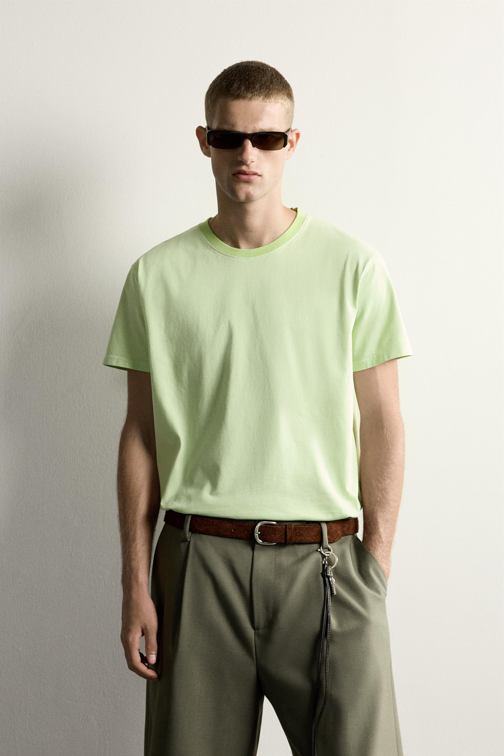 ФУТБОЛКА RELAXED FIT С КОНТРАСТНЫМ ВЫРЕЗОМ — ZARA