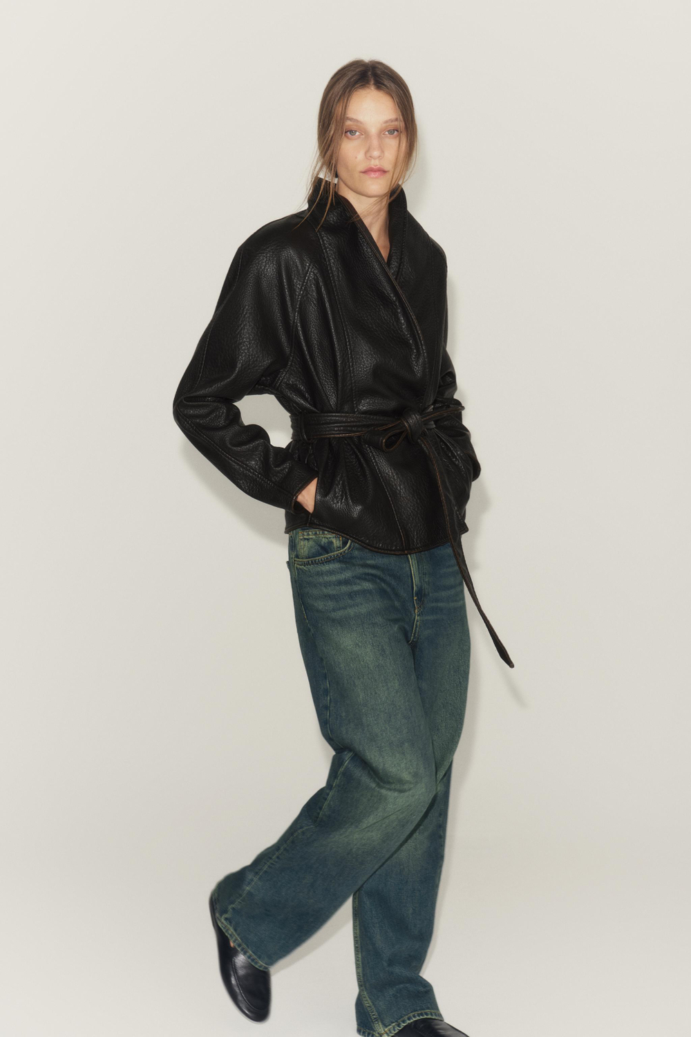 КУРТКА ИЗ ИСКУССТВЕННОЙ КОЖИ С ПОЯСОМ — ZW COLLECTION — ZARA