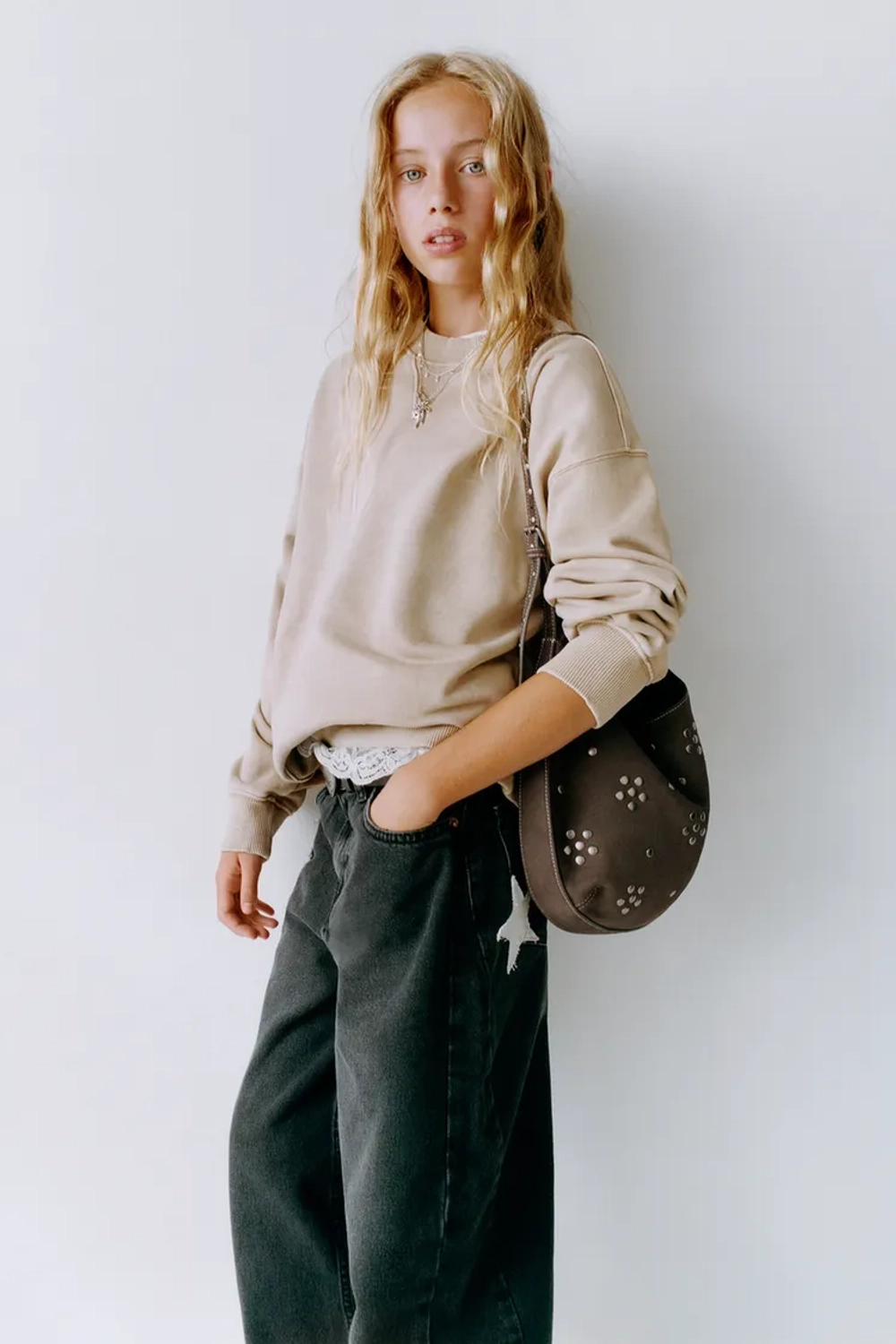 ZARA КОЖАНАЯ СУМКА С ЗАКЛЕПКАМИ, СЕРЫЙ