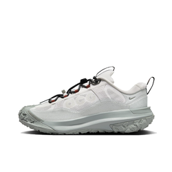 alt="Nike ACG Mountain Fly 2 Low GORE-TEX Phantom Light Silver HF6245-003 вид сбоку на белом фоне"