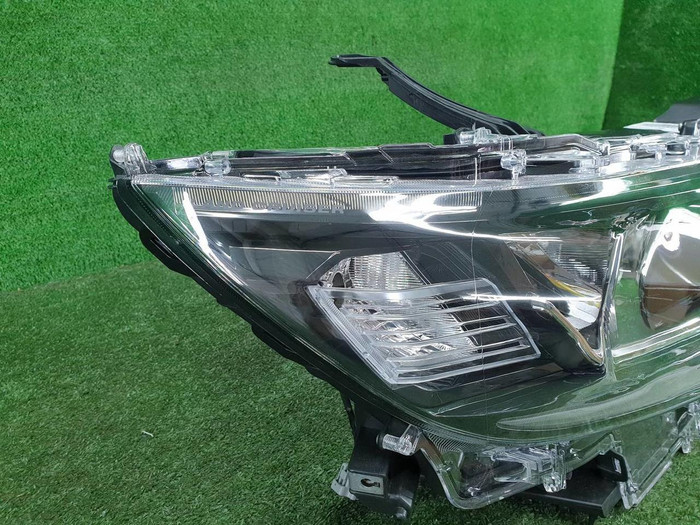Фара правая Toyota Land Cruiser Prado 150 (2017-н.в.) LED