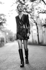 ПЛАТЬЕ ИЗ ИСКУССТВЕННОЙ КОЖИ С ЗОЛОТИСТОЙ ДЕТАЛЬЮ — ZARA