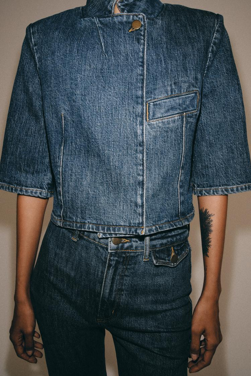 ZARA УКОРОЧЕННЫЙ ДЖИНСОВЫЙ БЛЕЙЗЕР ZW COLLECTION, СИНИЙ