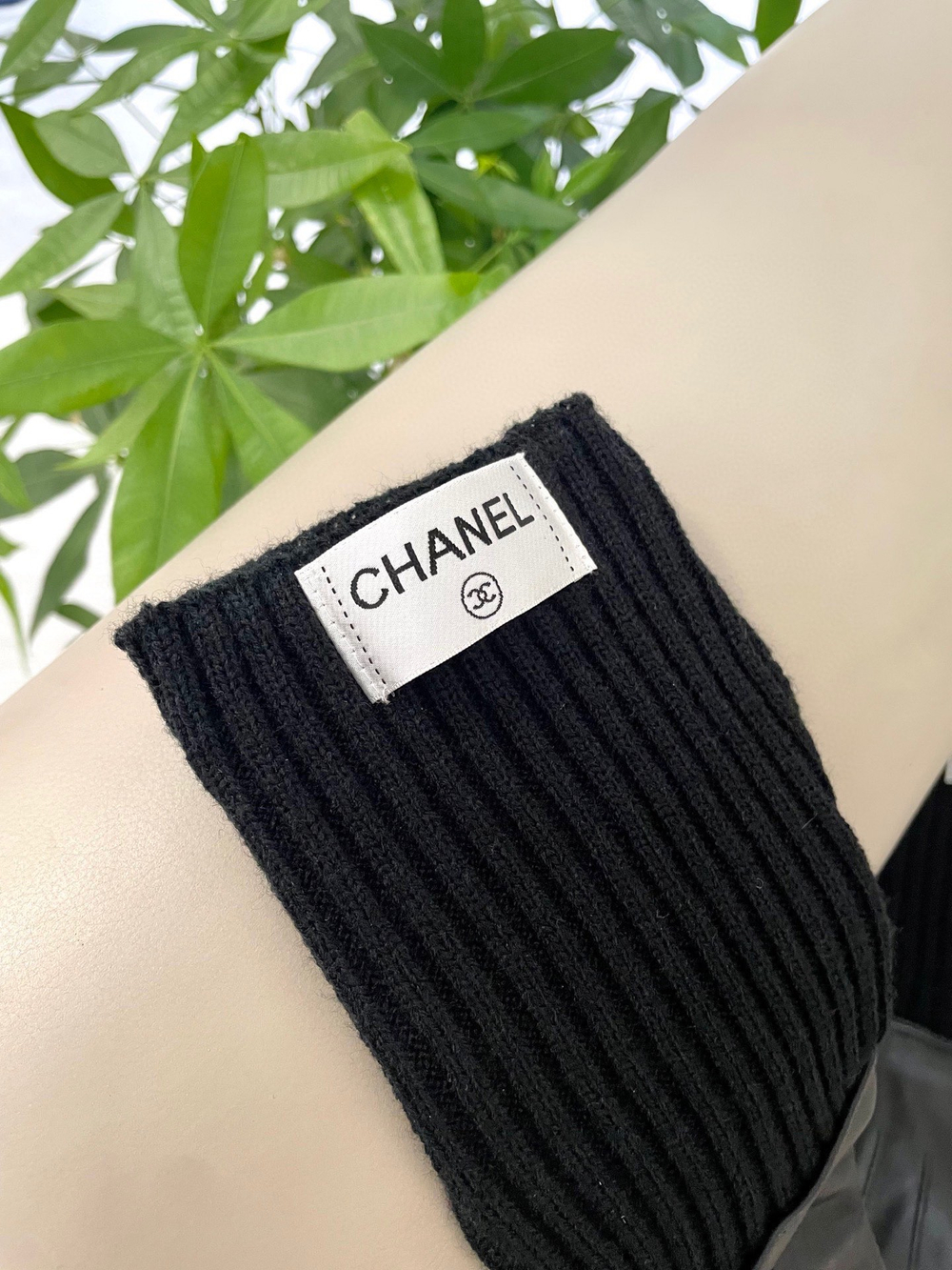 Женские перчатки Chanel с чёрными трикотажными манжетами — фото 3